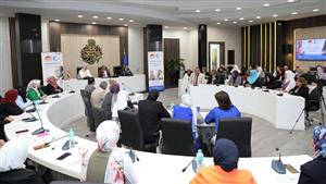 "المرأة تقود".. محافظ أسوان يكرم 90 قيادة نسائية