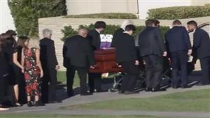 صور- نجوم مسلسل "Friends" يودعون صديقهم ماثيو بيري في جنازته