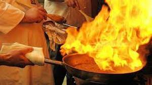   "غرقه زيت مغلي".. انتقام وحشي من عامل لزميله في المطعم