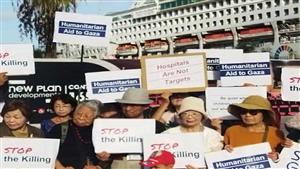 انقذوا غزة.. ركاب "قارب السلام" ينظمون وقفة تضامنية بميناء بورسعيد - فيديو وصور