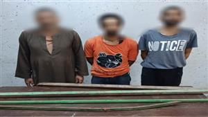 "في عز الضهر".. لحظة شروع شخصين في سرقة سور محور صفط اللبن