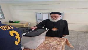 بالصور- الوكيل البابوى يدلي بصوته في الانتخابات الرئاسية بالإسكندرية