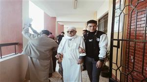 "كفيف داخل اللجنة".. مسن يشارك في انتخابات الرئاسة بمساعدة أحفاده بجنوب سيناء - صور