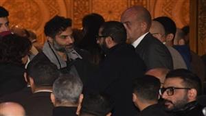 في وجود هنا الزاهد.. أحمد فهمي يقدم العزاء لأحمد حلمي في وفاة شقيقه (صور)