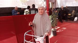 عجوز على مشاية وصعيدي يلوح بالعلم.. كرنفال في حب مصر داخل لجان الطالبية