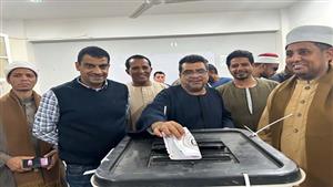 شقيق شيخ الأزهر يدلي بصوته في الانتخابات الرئاسية بالأقصر (صور)