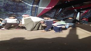 ‬جد يصطحب أحفاده خلال المشاركة في الانتخابات الرئاسية بالقليوبية