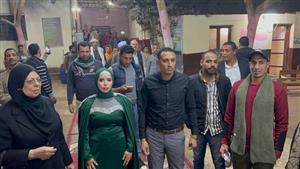 زفة وحنة ودبلة علي الصندوق.. باسم وآيات يحتفلان داخل لجنة الانتخابات بأسيوط (صور) 