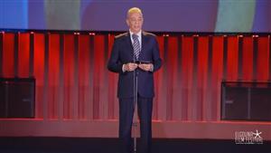 محمود حميدة في افتتاح مهرجان الجونة: "مش هطلب نقف حداد لأني لا أريدكم أن تنسوا شهداء فلسطين"