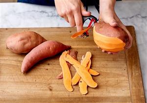 لمحبي البطاطا الحلوة- هذا ما يحدث للجسم عند تناولها بقشرها