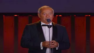 سميح ساويرس يُصر على التقاط صورة مع ابنه ونيللي كريم تطلب مشاركتهم