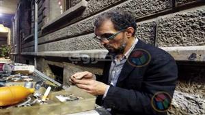 الساعة بخمسة جنيه.. "عم جبر" "جراح قلوب الساعات" في شوارع بورسعيد - صور