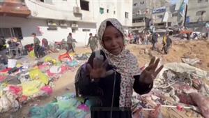 دمار بمستشفى كمال عدوان.. مدنيون يبحثون عن جثث ذويهم تحت الأنقاض