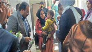 نائب رئيس جامعة بنها يوزع هدايا على أطفال الغسيل الكلوي بالمستشفى الجامعي