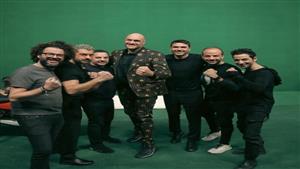 بطل الملاكمة تايسون فيوري مع أحمد عز وطارق العريان في كواليس ولاد رزق 3 بالرياض