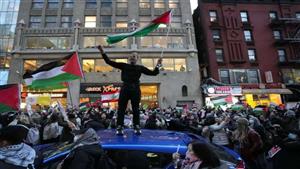 توبيخ ممثل أمريكي بعد دعمه للكيان الصهيوني في مظاهرة داعمة لفلسطين 