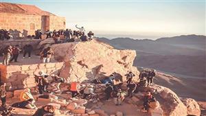 تحذيرات بسقوط أمطار.. سائحون يستمتعون بالأجواء الشتوية على جبل موسى بسانت كاترين