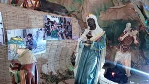 شال فلسطيني يحتضن مزود المسيح.. كنيسة بالمنيا تحتفل بالعام الجديد بشعار إنقذوا شعوب الأرض- (صور)