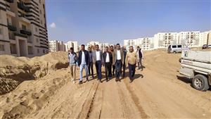 مسئولو الإسكان يتفقدون مشروعات المرافق والطرق بمدينة حدائق العاصمة