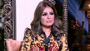 "تناغم بين البرتقالي والأبيض".. منة فضالي بإطلالة صيفية جريئة على اليخت 