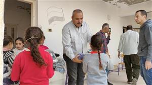 محافظ جنوب سيناء يوزع هدايا على تلاميذ المدارس بالوديان والتجمعات البدوية