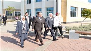 سقوط تريلا بمياه ترعة في الدقهلية بعد اصطدامها بعامود إنارة