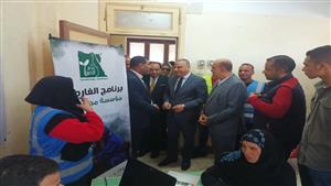 "أنت الحياة".. محافظ سوهاج يتفقد القافلة التنموية في قرية البلابيش- صور 