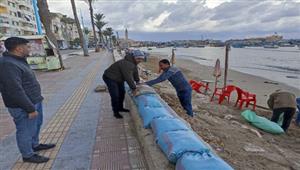 بالصور- مصدات لحماية كورنيش الإسكندرية من تداعيات نوة الكرم