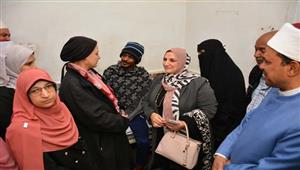 شيخ الأزهر يطمئن على شاب سوداني أنقذ سيدة من الدهس أسفل قطار في أسيوط