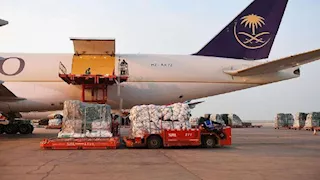 "دعما لسكان غزة".. وصول الطائرة الإغاثية السعودية الـ80 إلى مطار العريش الدولي 