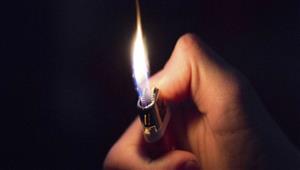  لحظة صادمة.. رجل يحاول إحراق عيادة طبيب ولن تتوقع ماذا حدث له (فيديو)