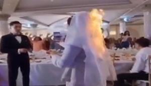 فيديو صادم.. اشتعال النيران في "طرحة فستان العروسة" ورد فعل غريب للعريس
