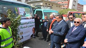 بالصور.. اصطفاف 45 سيارة تحمل 130 ألف شجرة قبل زراعتها في البحيرة