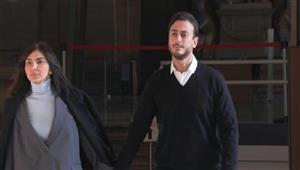 بالأحضان.. زوجة سعد لمجرد تدعمه بأولى جلسات محاكمته بالتحرش