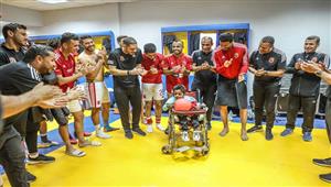 بالصور.. لاعبو الأهلي يحتفلون بعيد ميلاد طفل من ذوى الهمم في أسوان