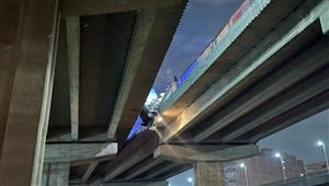 "بين السما والأرض".. سقوط سيارة نقل بين محوري وصلة المريوطية