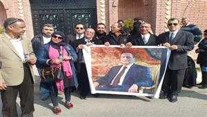 بالفيديو والصور.. مواطنون يحيون ذكرى وفاة مبارك من أمام مدفنه