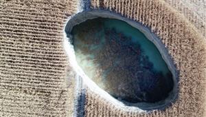 بالصور.. حفرة عملاقة تثير الذعر في تركيا بعد الزلزال