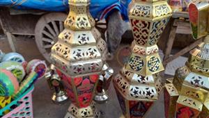 بشمعة ولمبة..فانوس رمضان"الصفيح" البريمو في كفر الشيخ - فيديو وصور