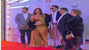  محمد رمضان بصحبة زينة على السجادة الحمراء لحفل افتتاح مهرجان الأقصر للسينما الأفريقية (صور)