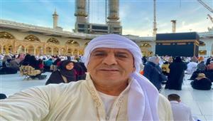  محمد لطفي يؤدي مناسك العمرة.. ومصطفى قمر يطلب الدعاء (صورة)
