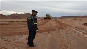 بالصور- إزالة الرمال والصخور على طريق السعال بجنوب سيناء بعد السيول