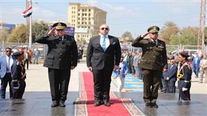 محافظ بني سويف يضع إكليل الزهور على النصب التذكاري بمناسبة العيد القومي