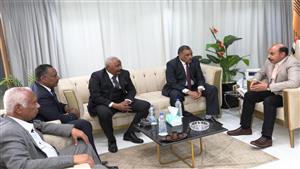 المحافظ يستقبل رئيس نادي أسوان: ندعم مسيرة "زهرة الجنوب" في الدوري