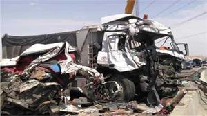 اصطدام سيارة نقل محملة بالحديد برصيف الطريق الأوسطي ونجاة قائدها