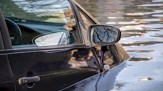 فيديو يوثق غرق سيارات في مياه الفيضانات بتكساس