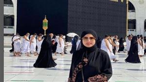 دينا فؤاد تؤدي مناسك العمرة بالسعودية 