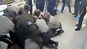 ضباط يضغطون على سجين بركبهم حتى الموت.. وكاميرا تفضح الجريمة