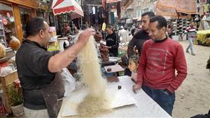 "ربنا ما يقطع لنا عادة".. مواطنون يقبلون على "الكنافة والقطايف" في كفر الشيخ - صور