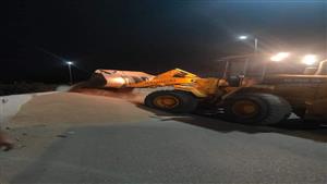 انقلاب سيارة نقل بطريق الواحات وإنقاذ قائدها